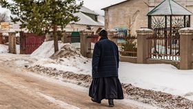 VIDEO Bătrân din județul Iași, umilit pe marginea drumului! Localnicii spun că sunt terorizați de adolescentul de 17 ani